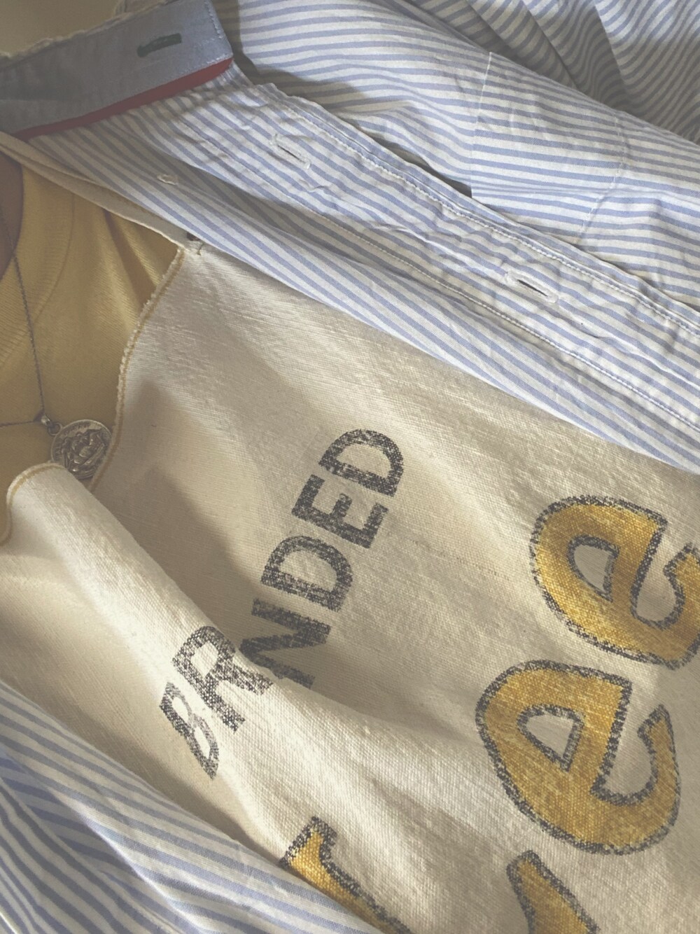 「Lee、vintage、TOMMY HILFIGER、古着コーデ、古着、古着好きな人と繋がりたい」｜「VINTAGEのアイテム（エプロン、ベージュ系）」を使った、ふじ。さん（レディース・157cm）の春コーディネートの1枚目の写真