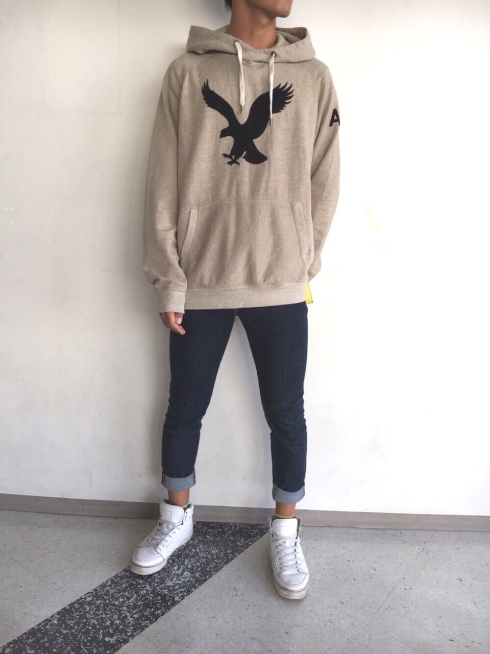 「秋のコーデ、オーバーサイズ、白スニーカー」｜「American Eagleのアイテム（パーカー、ベージュ系）」を使った、d@!k!さん（メンズ・180cm）の秋コーディネートの1枚目の写真