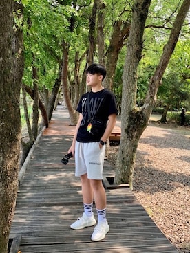 「FOG ESSENTIALS（エフオージーエッセンシャルズ）のアイテム（カーゴパンツ）」を使った、洪承煒さん（メンズ・180cm）の春コーディネート
