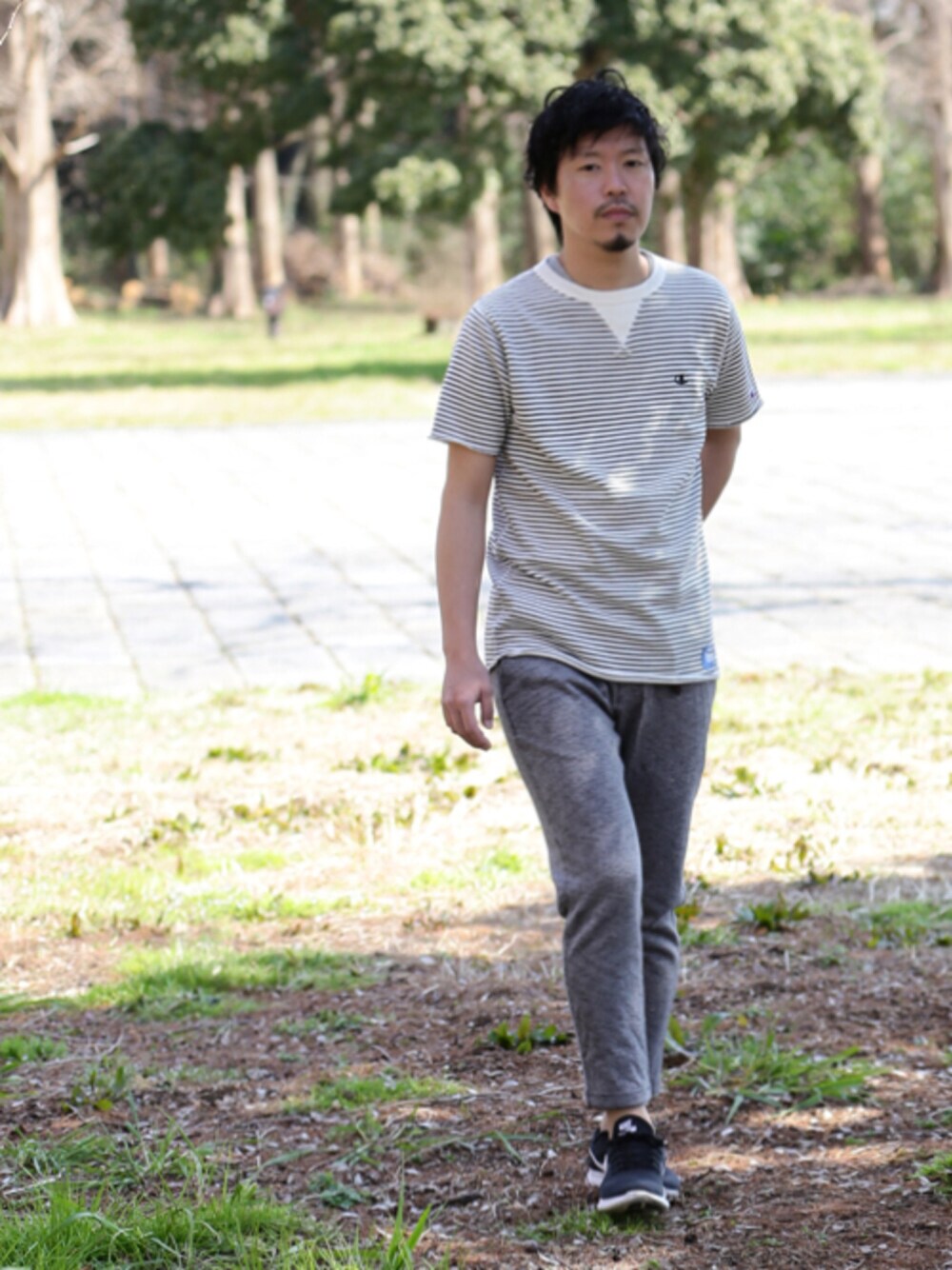 ブルー系のTシャツ/カットソー、グレー系のその他パンツを着用したメンズの春コーディネートの1枚目の写真