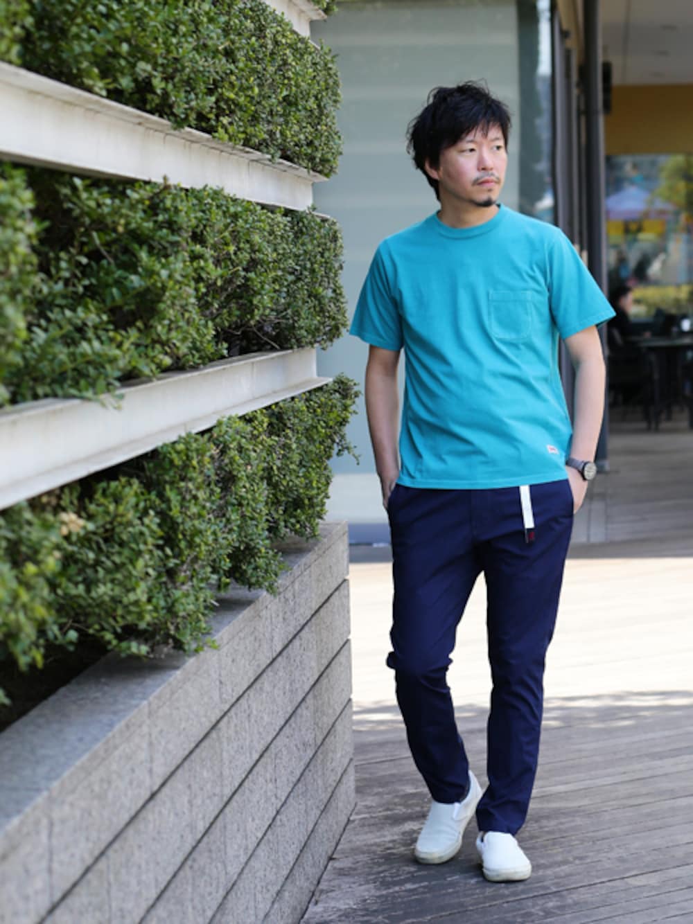 ブルー系のその他パンツ、グリーン系のTシャツ/カットソーを着用したメンズの春コーディネートの1枚目の写真