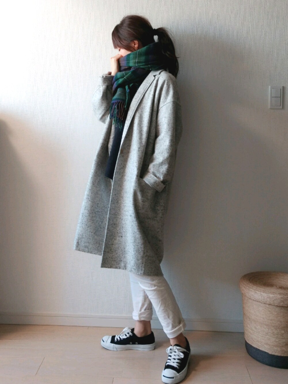 ホワイト系のその他パンツ、ブラック系のスニーカー、グレー系のチェスターコートを着用したレディースの秋コーディネートの1枚目の写真