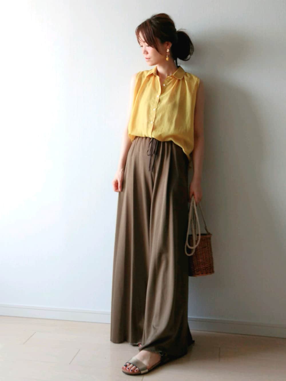 グリーン系のその他パンツ、ベージュ系のショルダーバッグ、イエロー系のピアス（両耳用）を着用したレディースの夏コーディネートの1枚目の写真