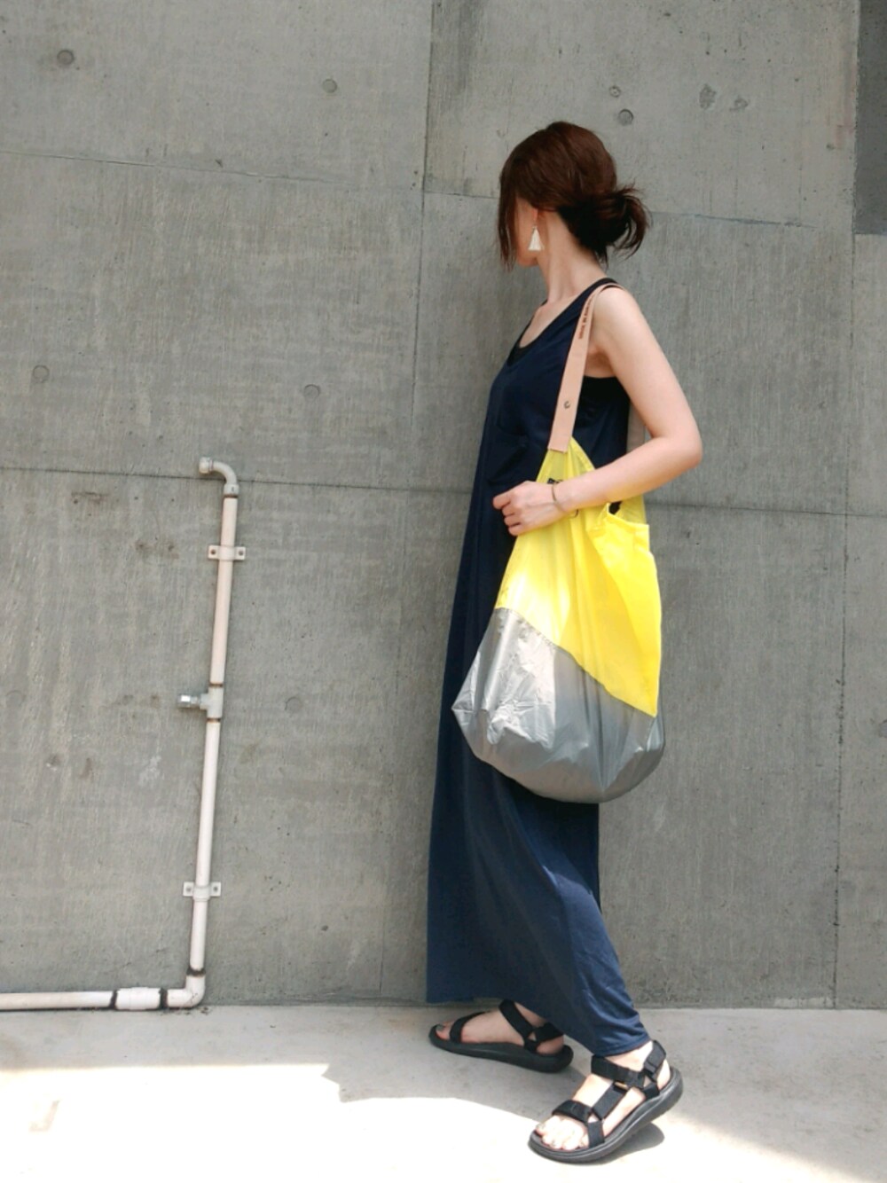 ブルー系のワンピース、イエロー系のショルダーバッグ、ブラック系のサンダルを着用したレディースの夏コーディネートの1枚目の写真