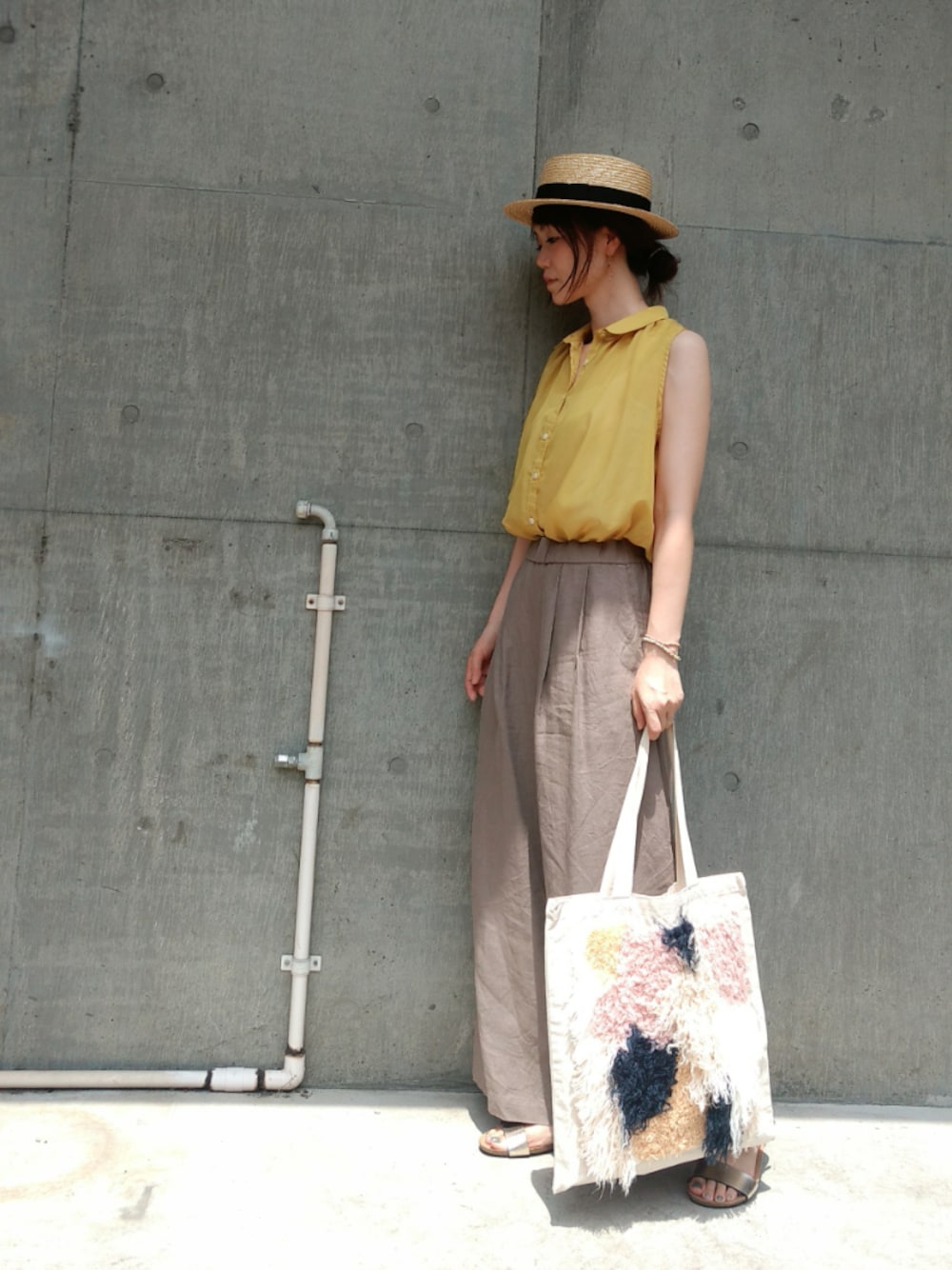「イエロー、ワイドパンツ、カンカン帽、ファー小物、ラフ、リラックススタイル、ゆるコーデ、リネンパンツ、無地党、Doシンプル部」｜「SHIPS DaysのSHIPS Days: リネン ワイド パンツ（その他パンツ、グリーン系）」を使った、♔ hiromi ♔さん（レディース・161cm）の夏コーディネートの1枚目の写真