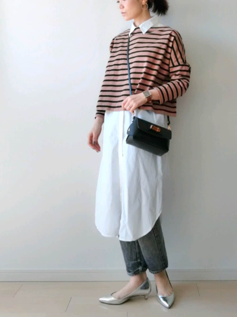 ブラウン系のTシャツ/カットソー、ホワイト系のワンピース、シルバー系のパンプスを着用したレディースの春コーディネートの1枚目の写真