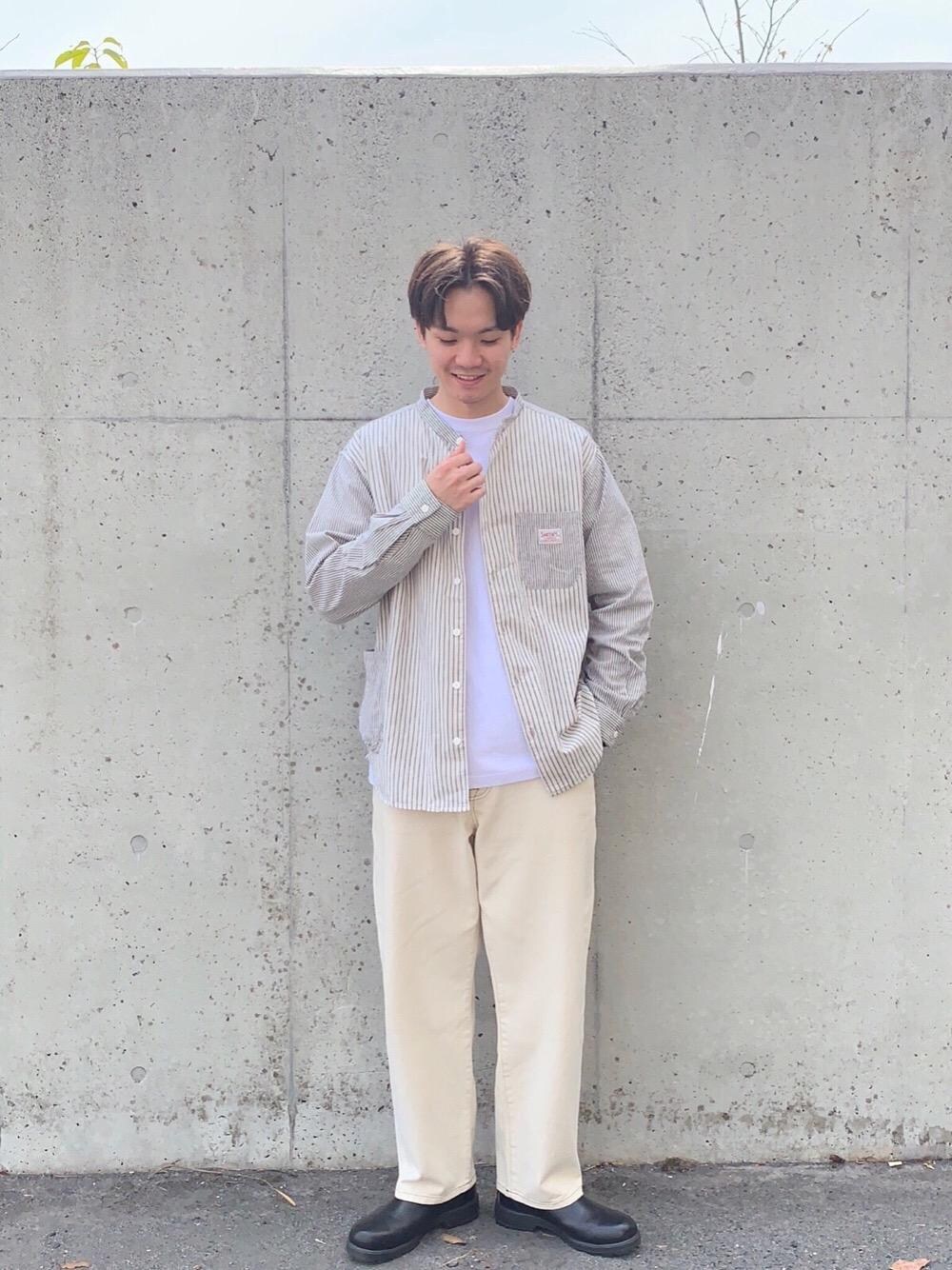 ホワイト系のシャツ/ブラウス、ホワイト系のデニムパンツ、ホワイト系のタンクトップを着用したメンズの春コーディネートの1枚目の写真