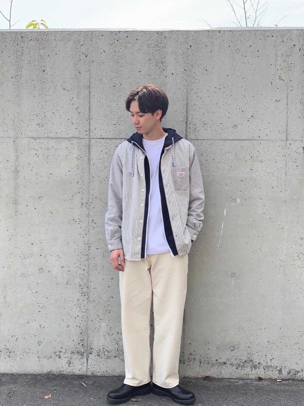 ホワイト系のTシャツ/カットソー、ホワイト系のシャツ/ブラウス、ホワイト系のデニムパンツを着用したメンズの春コーディネートの1枚目の写真