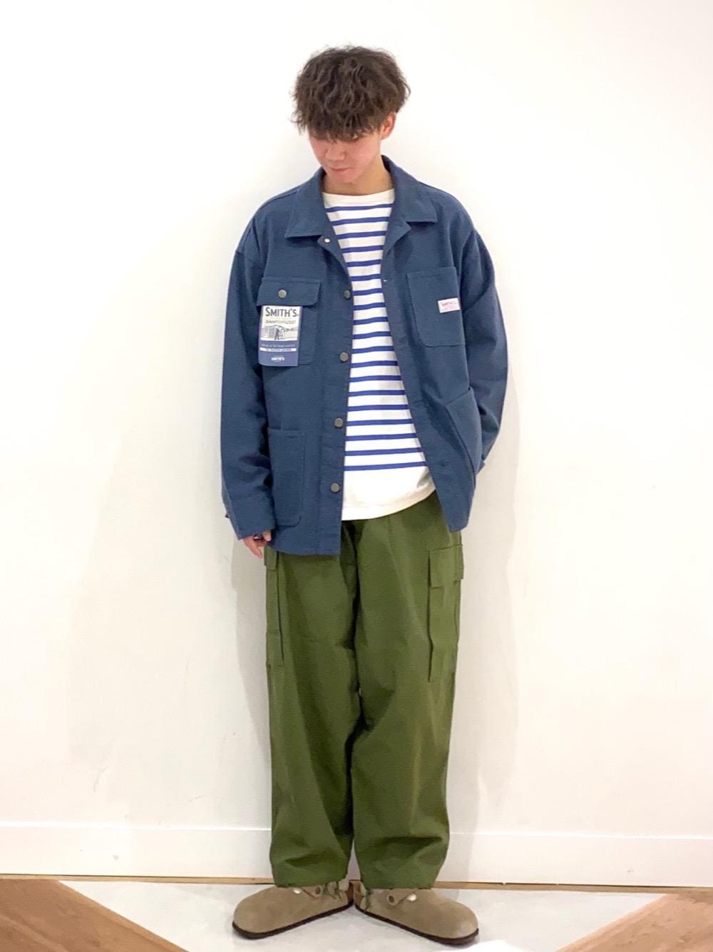「カバーオール、カーゴパンツ、シンプルコーデ、着回し抜群、みりたりー、SMITH'S別注、今季のトレンド！ボーダーアイテム、秋トレンド2021、注目の新作、こだわりのある服をちょうどいい価格で」｜「coenのリップストップカーゴパンツ(セットアップ対応)（カーゴパンツ、グリーン系）」を使った、coen  前田さん（メンズ・175cm）の秋コーディネートの1枚目の写真