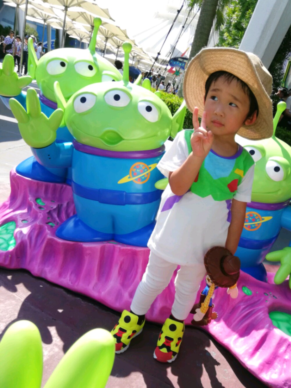 「ディズニーランド、バズライトイヤー、キッズコーデ、キッズファッション、夏コーデ、ハット、ポンプフューリー、3歳、キッズ、プチプラコーデ」｜「Reebokのバーサ ポンプ フューリー（スニーカー、イエロー系）」を使った、Ⓜ️Ⓜ️さん（メンズ・177cm）の夏コーディネートの1枚目の写真
