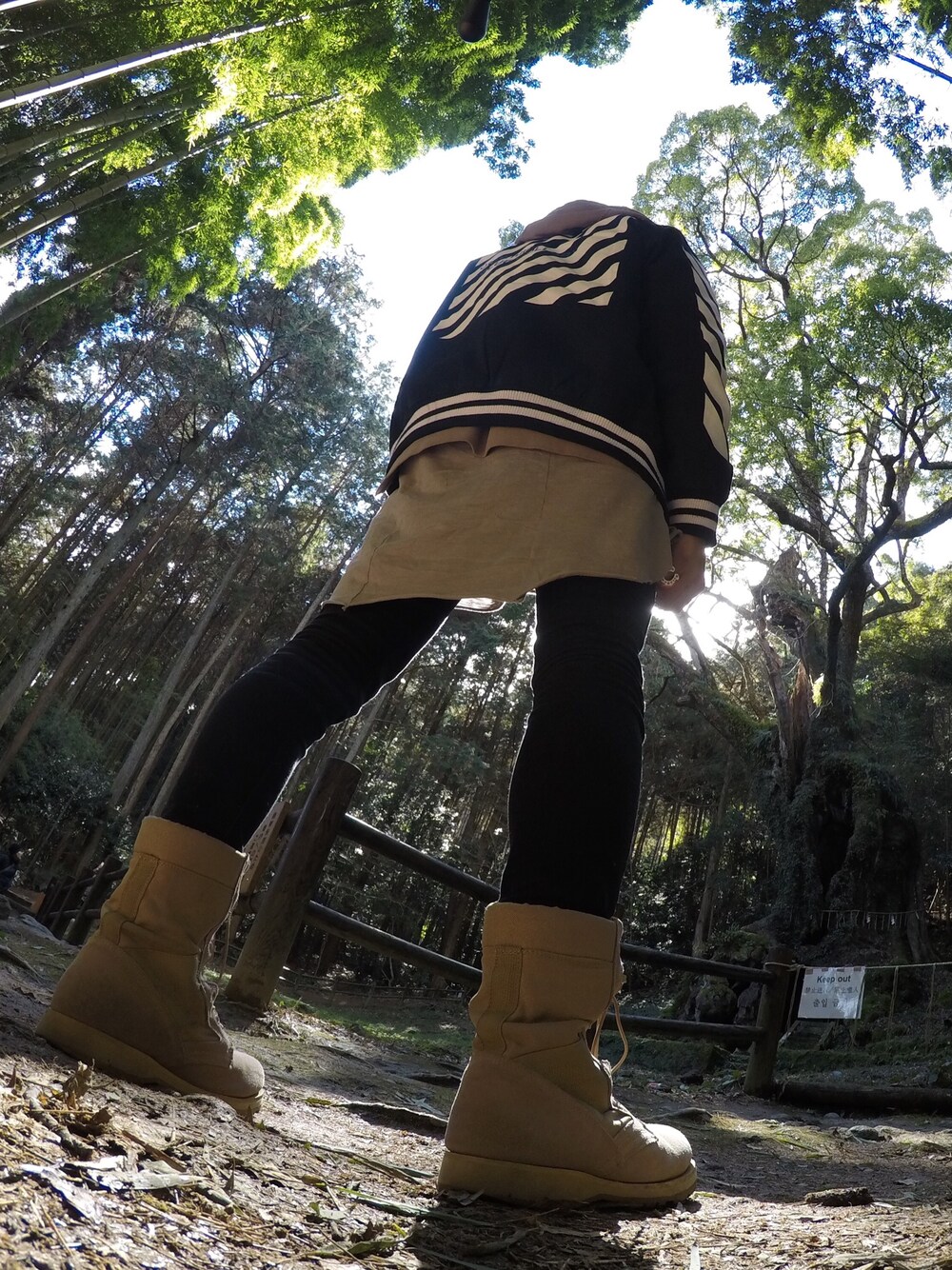 「スキニーデニム、ootd、ストリート、パーカー、off white、Cody Sanderson」｜「off whiteのアイテム（ジャケット/アウター、ブラック系）」を使った、たくたくさん（メンズ・165cm）の秋コーディネートの1枚目の写真