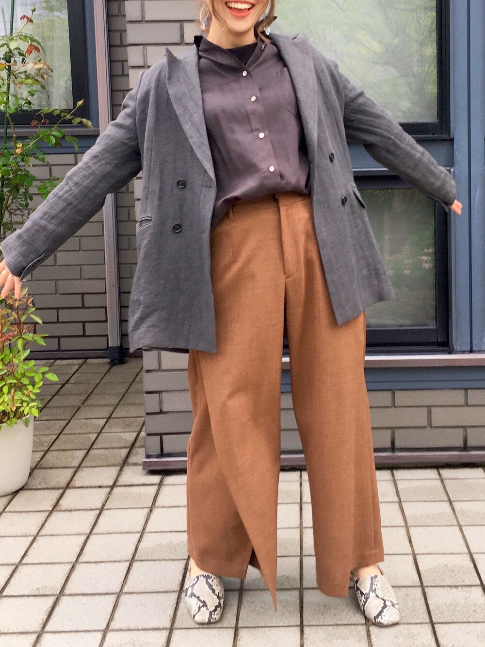 「パイソン柄、ラップパンツ、庭、透けシャツ」｜「Curensologyのアイテム（その他パンツ、ブラウン系）」を使った、Askさん（レディース・161cm）の夏コーディネートの1枚目の写真