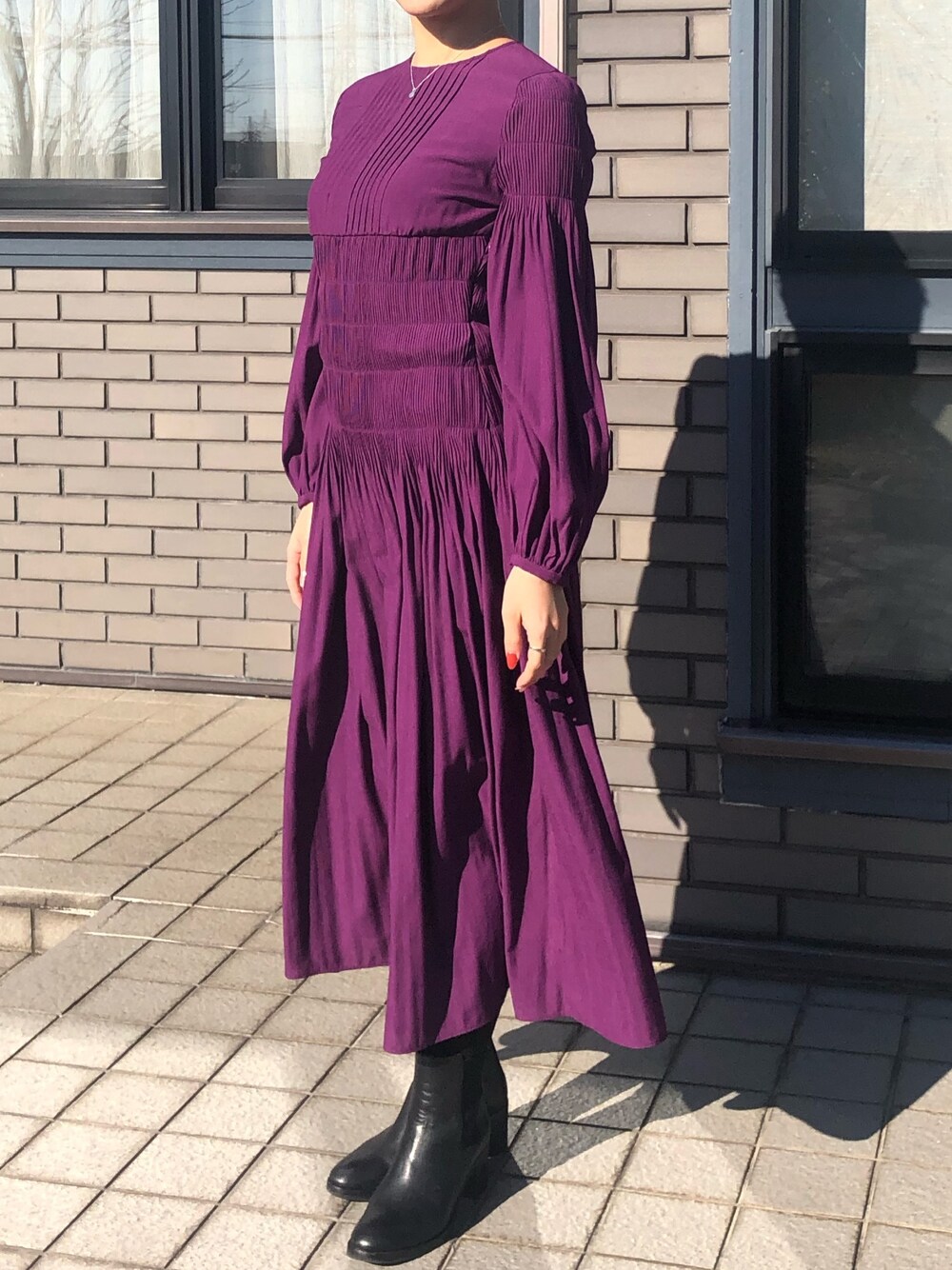 「庭、ワンピース、ブーツ」｜「FRAY I.Dのプリーツシャーリングワンピース（ワンピース、パープル系）」を使った、Askさん（レディース・161cm）の夏コーディネートの1枚目の写真