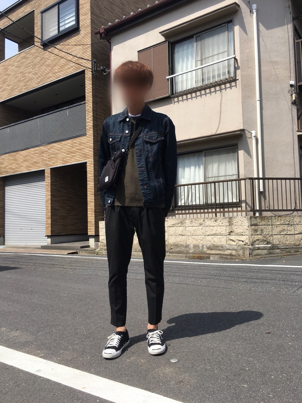 「シンプルコーデ、春、春コーデ、ジージャン、デニムジャケット、ベスト、スラックス、ジャックパーセル、サコッシュ、green label relaxing」｜「GAPのデニムジャケット（デニムジャケット、ブルー系）」を使った、くりのはらたむらまろさん（メンズ・176cm）の春コーディネートの1枚目の写真