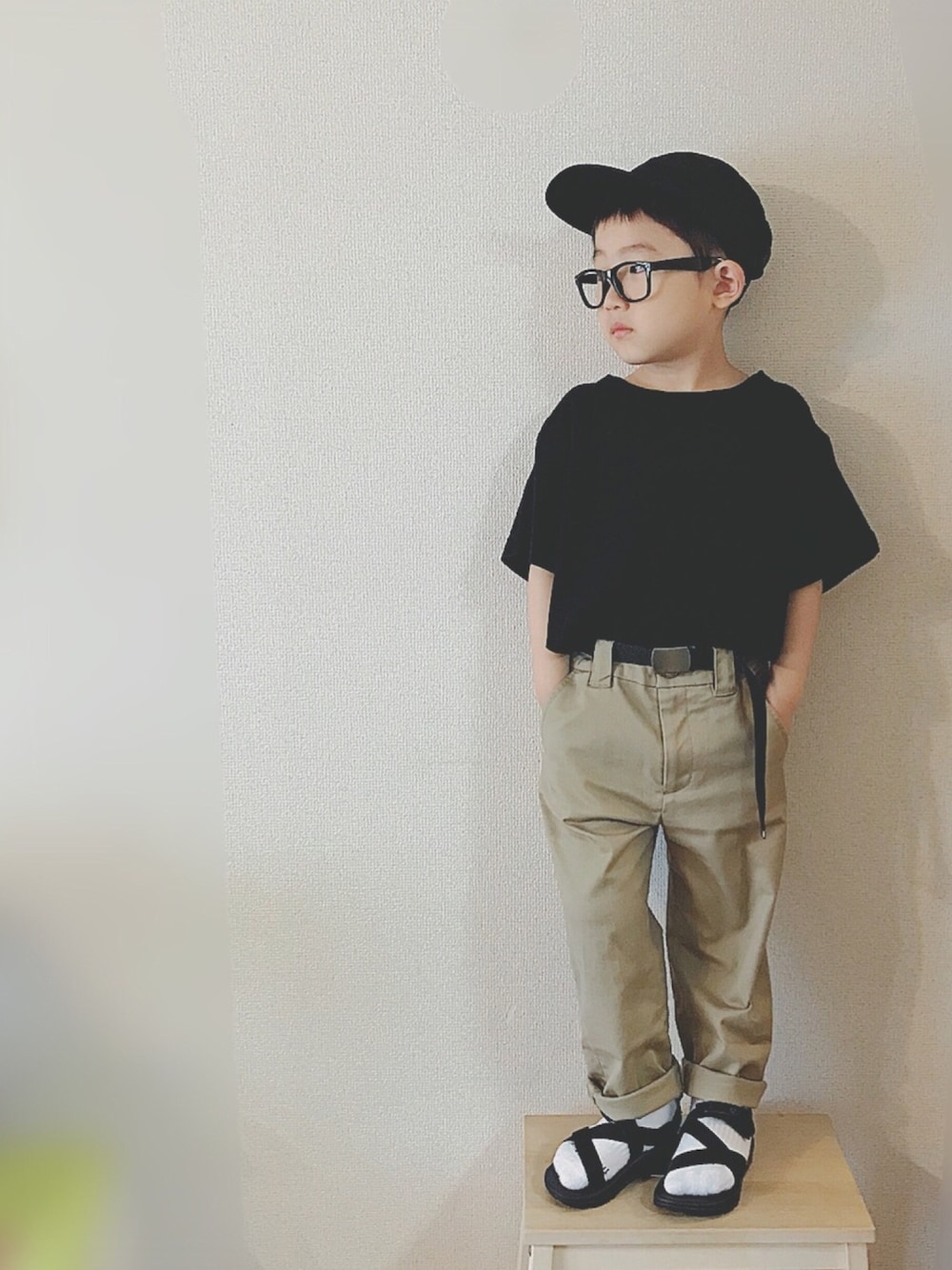 「カジュアルコーデ、男の子、休日スタイル、シンプル、モノトーン、チノパン、メッシュキャップ、5歳、キャップ、サンダル」｜「B:MING by BEAMSのビーミング by ビームス / サイドメッシュキャップ（キャップ、ブラック系）」を使った、ⓗⓜⓝさん（キッズ・110cm）の春コーディネートの1枚目の写真
