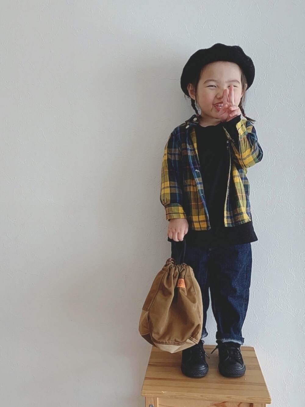 「巾着バッグ、休日スタイル、スニーカー、チェックシャツ、ユニクロ、ベレー帽」｜「petit mainのパイピングベレー帽（ハンチング/ベレー帽、ブラック系）」を使った、ⓗⓜⓝさん（キッズ・80cm）の春コーディネートの1枚目の写真