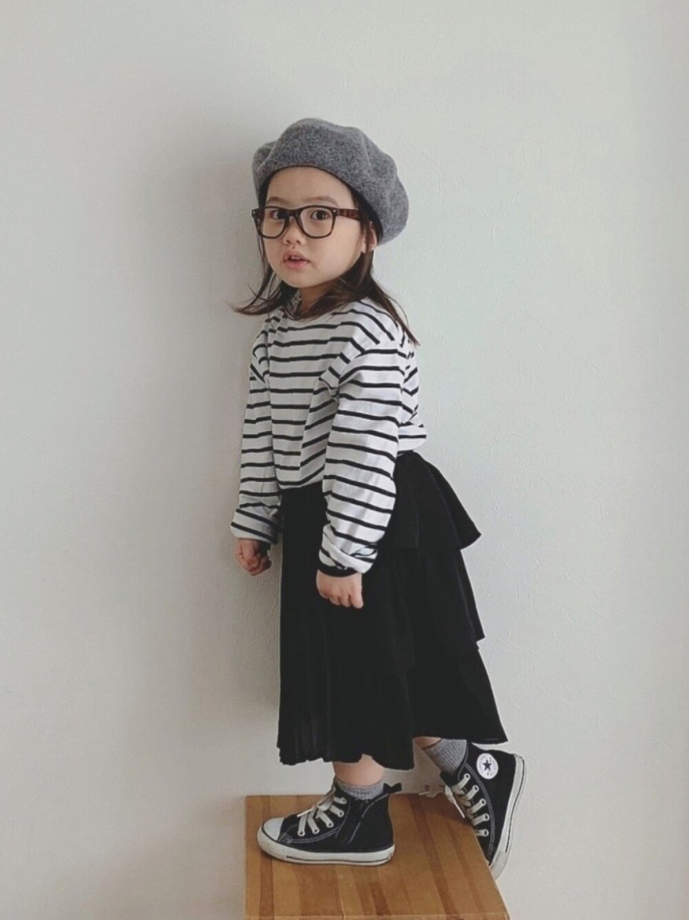 「キッズコーデ、モノトーン、3歳、女の子、おんなのこ、休日スタイル、プリーツスカート、ティアードスカート、ボーダー、モード」｜「petit mainのパイピングベレー帽（ハンチング/ベレー帽、グレー系）」を使った、ⓗⓜⓝさん（キッズ・90cm）の冬コーディネートの1枚目の写真