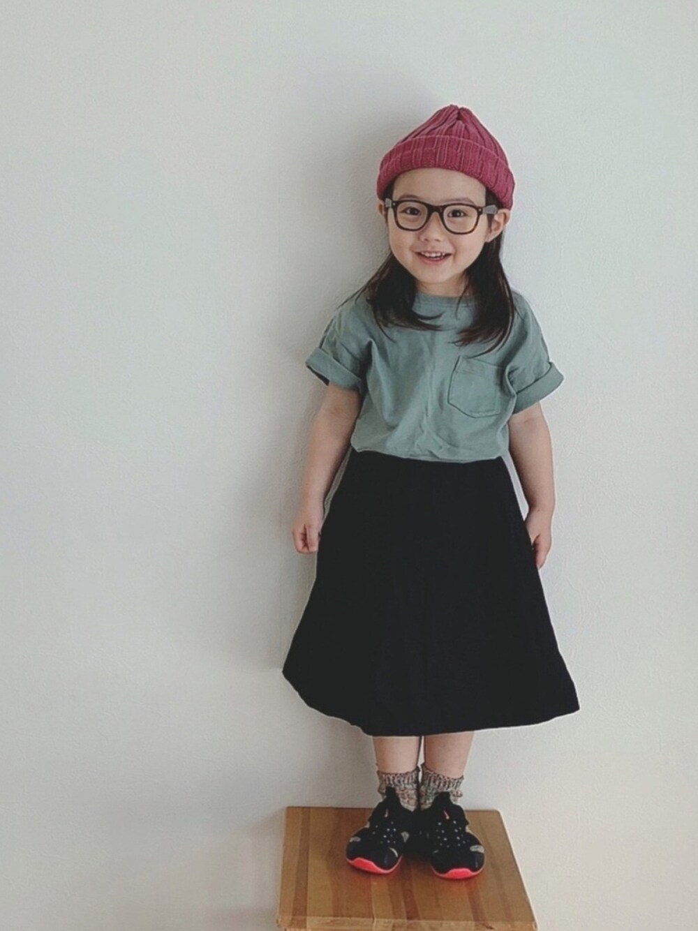 「UNIQLO、プチプラ、グリーン、3歳、女の子、シンプル、休日スタイル、サンダル、めがね」｜「UNIQLOのアイテム（Tシャツ/カットソー、グリーン系）」を使った、ⓗⓜⓝさん（キッズ・90cm）の春コーディネートの1枚目の写真
