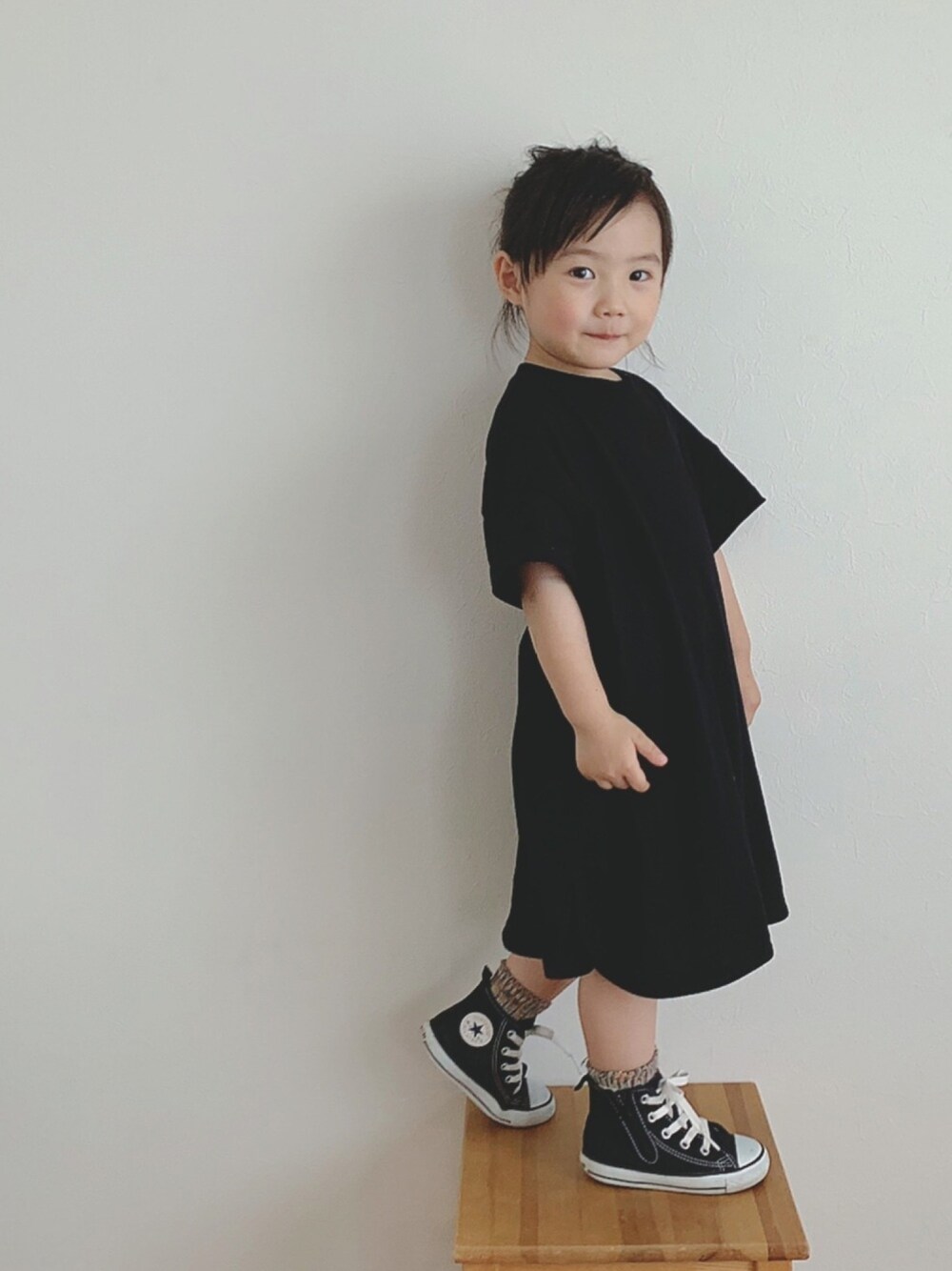 「スニーカー、休日スタイル、キッズコーデ、カジュアルコーデ、ワンピース、3歳、女の子、モノトーン、コンバース、GU」｜「CONVERSEのCONVERSE コンバース チャイルド オール スター N Z ハイ / CHILD ALL STAR N Z HI（スニーカー、ブラック系）」を使った、ⓗⓜⓝさん（キッズ・90cm）の春コーディネートの1枚目の写真
