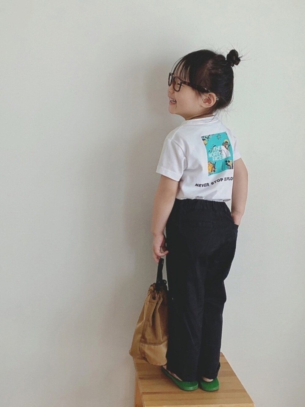「キッズコーデ、3歳、女の子、THE NORTH FACE、カジュアルコーデ、春夏コーデ、ビーチサンダル、ワイドパンツ、休日スタイル、ロゴT」｜「green label relaxingのワイドストレート パンツ◆（その他パンツ、ブラック系）」を使った、ⓗⓜⓝさん（キッズ・90cm）の春コーディネートの1枚目の写真