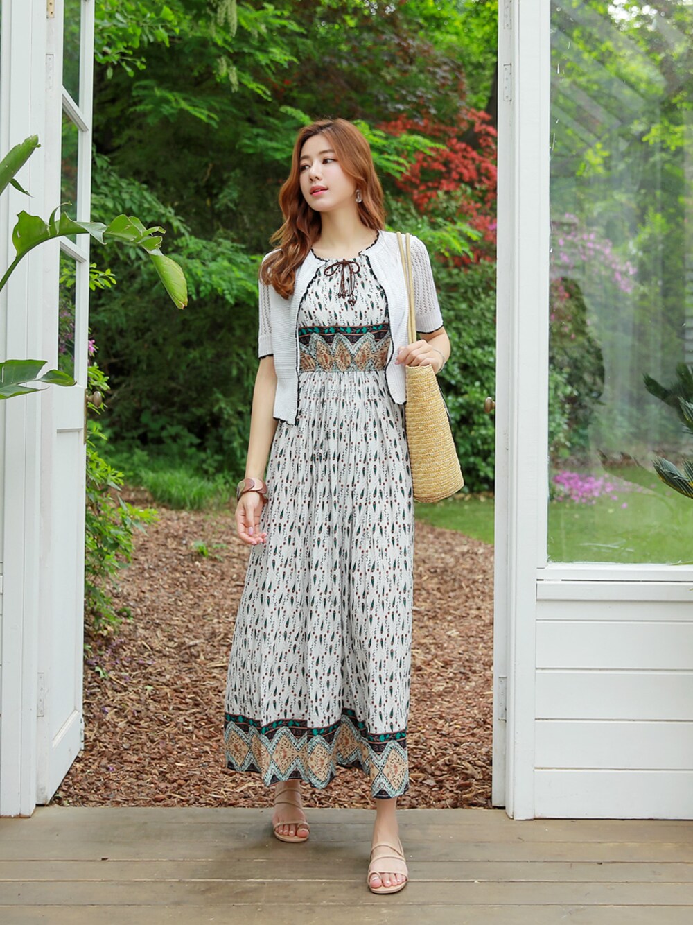 ホワイト系のドレス、ホワイト系のカーディガン/ボレロを着用したレディースの春コーディネートの1枚目の写真