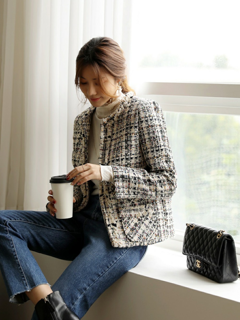 ベージュ系のノーカラージャケット、ホワイト系のシャツ/ブラウス、ホワイト系のTシャツ/カットソーを着用したレディースの秋コーディネートの1枚目の写真