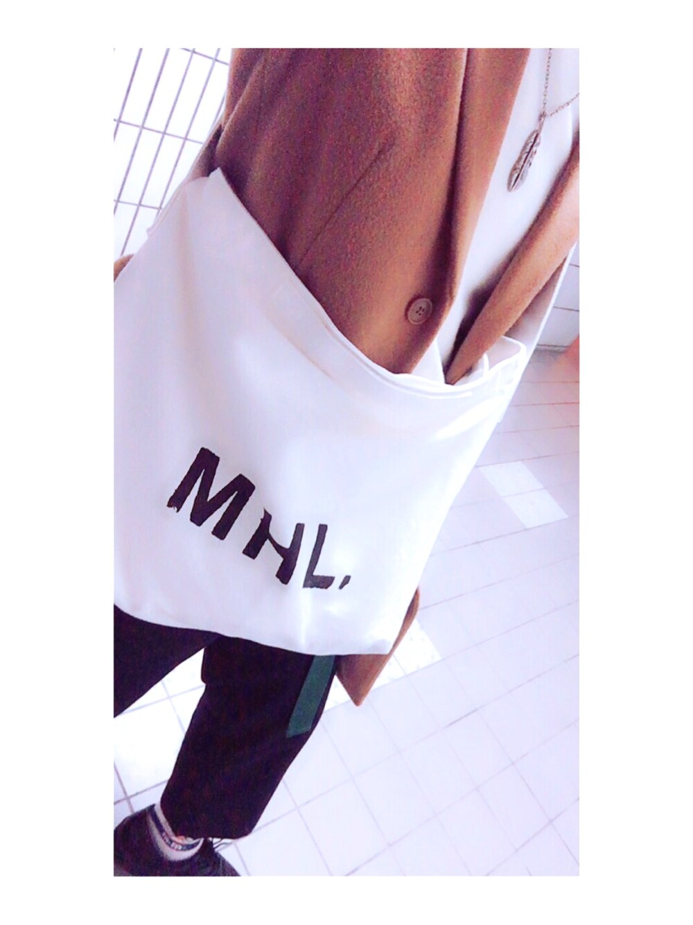 「プチプラ、ワイドパンツ、革靴、チェスターコート、417 EDIFICE、MHL.、無印良品、m&m's」｜「MARGARET HOWELLのHEAVY COTTON CANVAS（ショルダーバッグ、ホワイト系）」を使った、kazukiさん（メンズ・165cm）の冬コーディネートの1枚目の写真