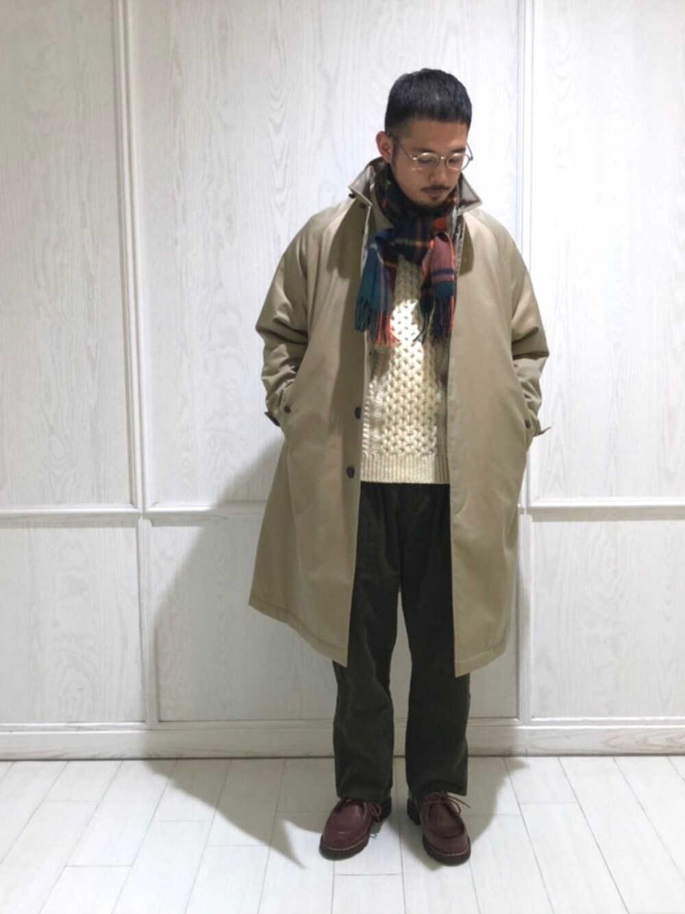 「コート、ニット、コーデュロイ、ブリティッシュ、冬コーデ、Bshop、ビショップ、パラブーツ、winter」｜「unfilのアイテム（ニット/セーター、ホワイト系）」を使った、江口 航平さん（メンズ・175cm）の冬コーディネートの1枚目の写真