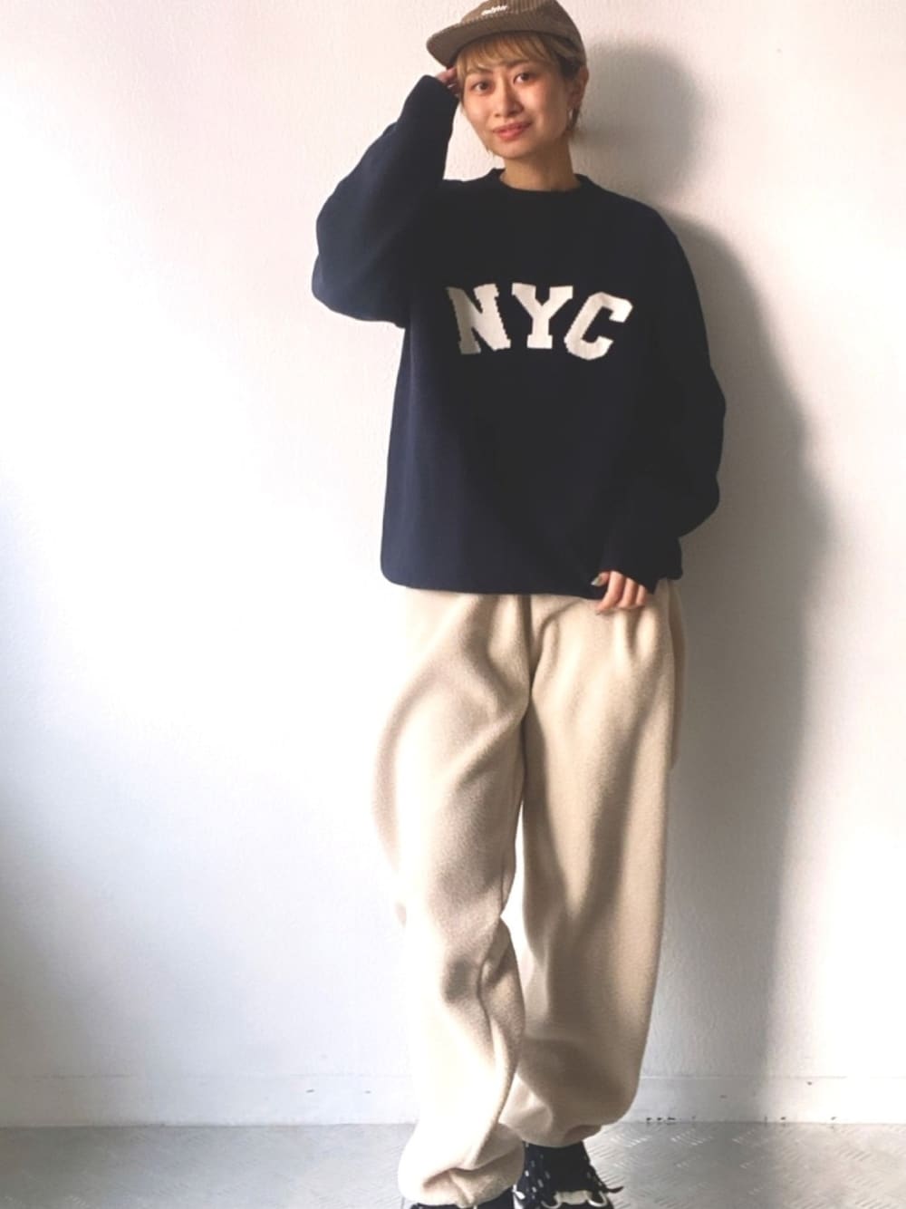 「冬コーデ、フリースパンツ、ニットコーディガン、キャップ、ボーイズ、カジュアル、パンツスタイル、大人カジュアル」｜「ONLY NYの【ONLY NY】オンリーニューヨーク NYC KNIT CREWNECK（ニット/セーター、ブルー系）」を使った、kafukamomoさん（レディース・167cm）の秋コーディネートの1枚目の写真