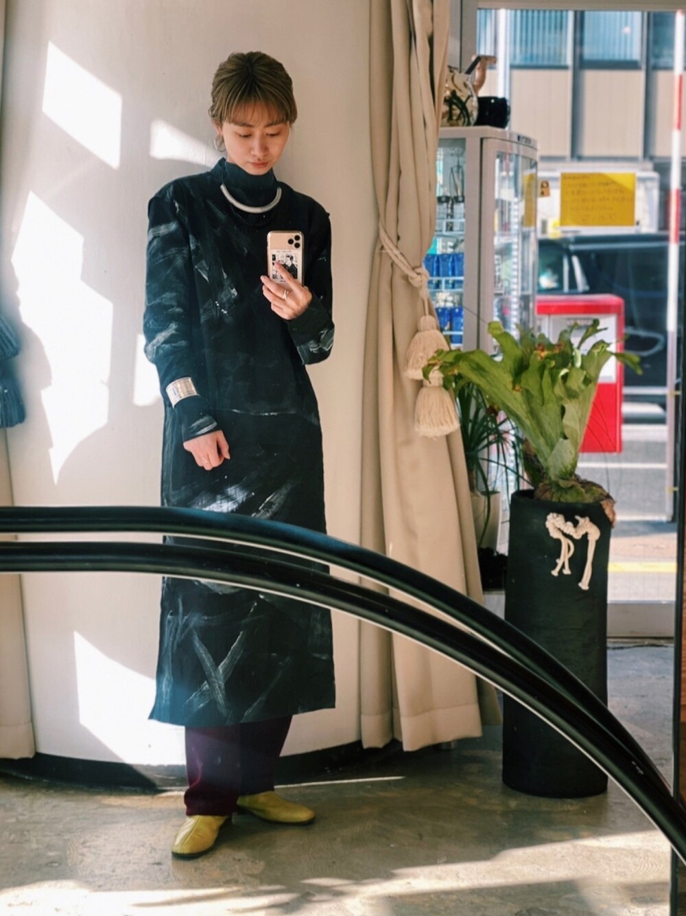 「年末WEAR感謝祭、ワンピース、秋冬コーデ、大人カジュアル、ワントーンコーデ、シックに大人モード、ブーツ、ブラック、ロングスカート」｜「Paloma Woolのアイテム（シューズ、グリーン系）」を使った、kafukamomoさん（レディース・167cm）の冬コーディネートの1枚目の写真