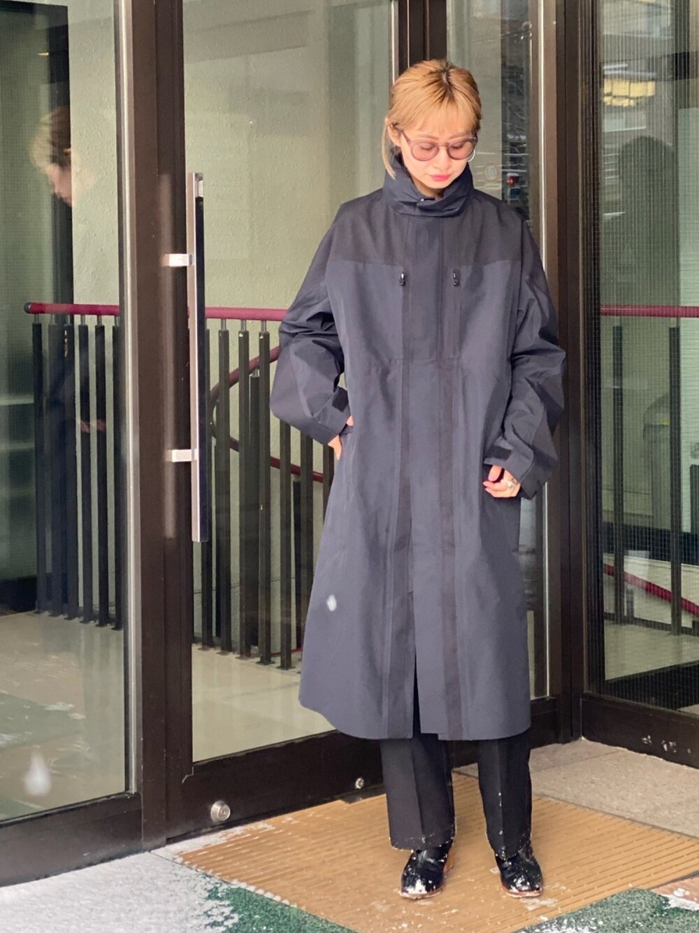 「ホワイトマウンテニアリング、ゴアテックス、GORE-TEX、年末WEAR感謝祭、大人カジュアル、おしゃれさんと繋がりたい、オトナ女子、ショートブーツ、ブラックコーデ、ブラック」｜「WHITE MOUNTAINEERINGのアイテム（ジャケット/アウター、ブラック系）」を使った、kafukamomoさん（レディース・167cm）の冬コーディネートの1枚目の写真