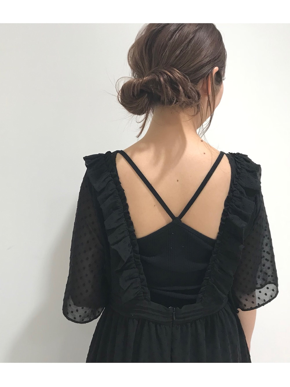 「結婚式、結婚式二次会スタイル、ワンピース、結婚式 ワンピース、黒、バックスタイル、背中あき、オケージョン、おしゃれさんと繋がりたい、大人コーデ」｜「mysticのドビードットバックフリルワンピース（ワンピース、ブラック系）」を使った、YURIさん（レディース・153cm）の春コーディネートの1枚目の写真
