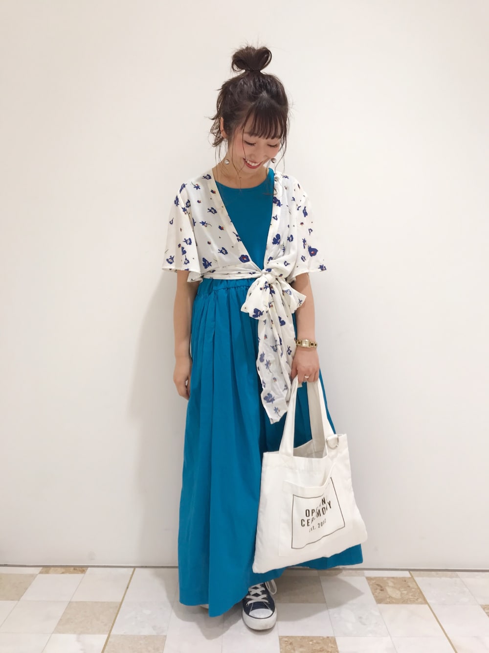 「ワンピース、青ワンピース、ワンピ、花柄ブラウス、OPENING CEREMONY、converse、スニーカー、カジュアルコーデ、青、ブルーコーデ」｜「mysticの花柄カシュクールブラウス（シャツ/ブラウス、ホワイト系）」を使った、YURIさん（レディース・153cm）の春コーディネートの1枚目の写真