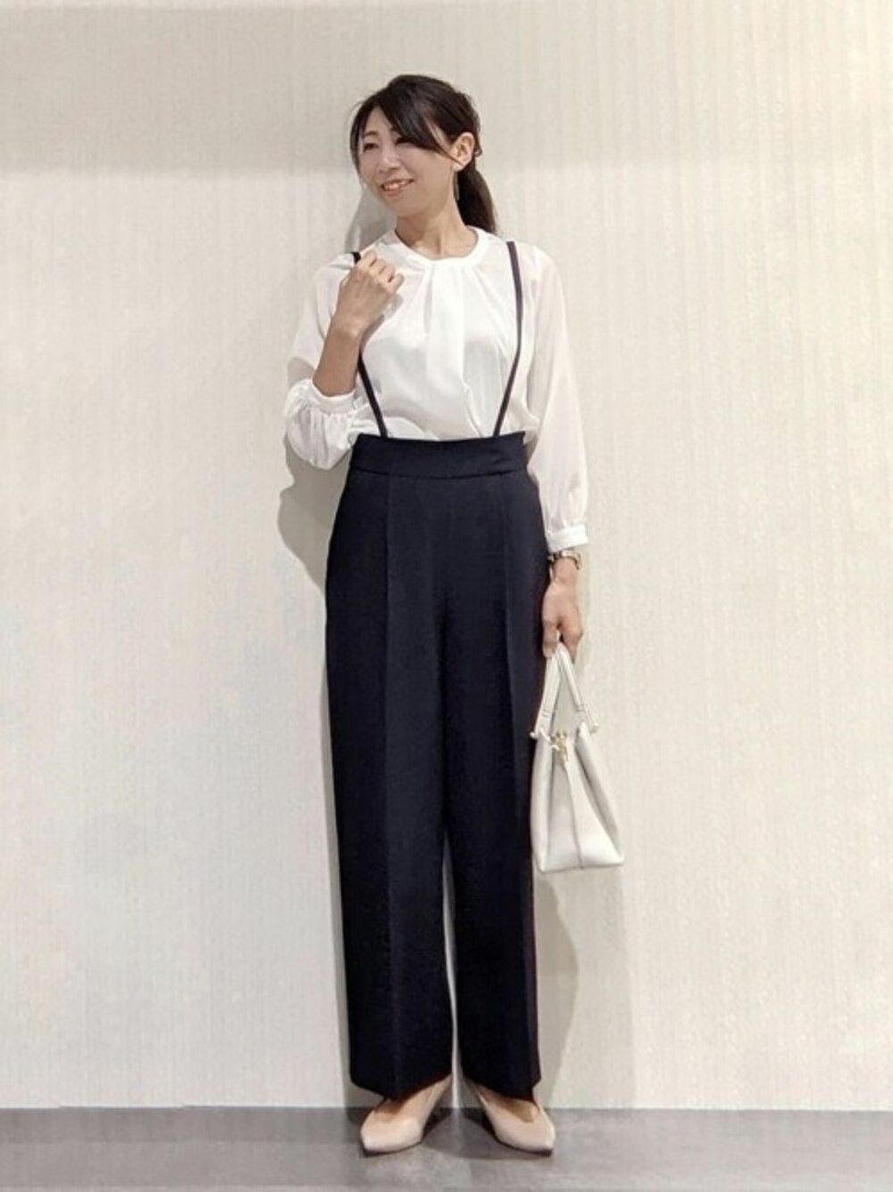 ホワイト系のシャツ/ブラウス、ブルー系のスーツパンツを着用したレディースの秋コーディネートの1枚目の写真
