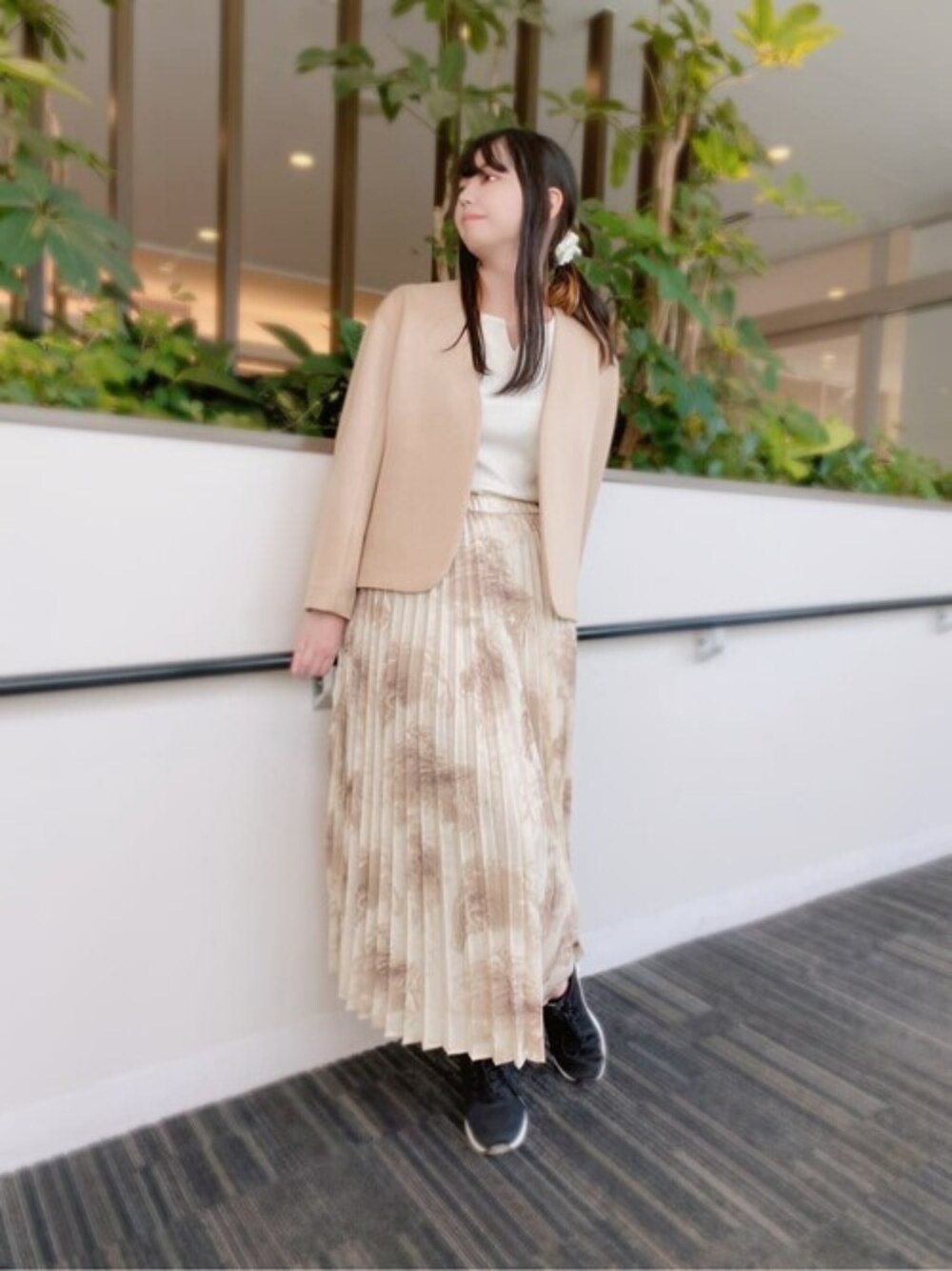 ベージュ系のカーディガン/ボレロ、ホワイト系のTシャツ/カットソー、ベージュ系のスカートを着用したレディースの秋コーディネートの1枚目の写真