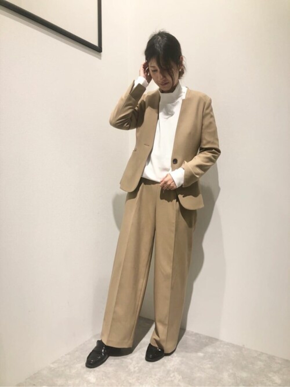 「#ジャケット、#セットアップ、＃ワイドパンツ、#大人コーデ、＃ベージュ、#オトナ女子、＃オフィスカジュアル、＃秋冬、#パンツコーデ、#m.f.editorial」｜「m.f.editorialのエムエフエディトリアルレディース/m.f.editorial：Women ウーリッシュ セットアップ カラーレスジャケット キャメル  （セットアップパンツ・スカートございます）（スーツジャケット、イエロー系）」を使った、m.f.editorial スタッフさん（レディース・160cm）の秋コーディネートの1枚目の写真