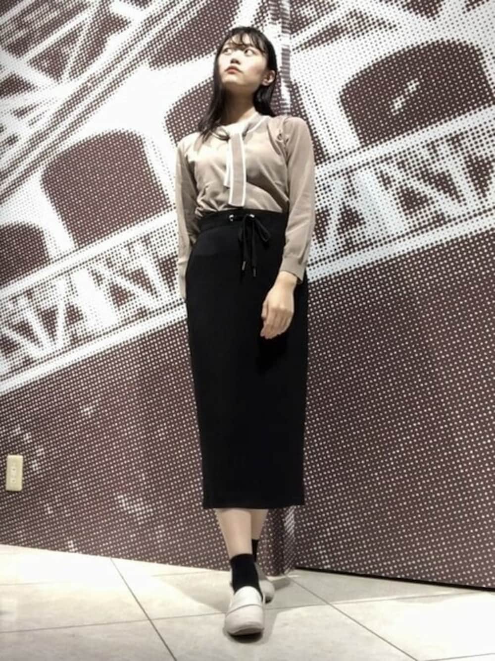 「#ニット、＃タイトスカート、#黒、＃スカート、#ボウタイ、#ロングスカート、#秋服、#秋コーデ、#オトナ女子、#m.f.editorial」｜「m.f.editorialの＊エムエフエディトリアルレディース/m.f.editorial：Women  ゴム編み 配色ボウタイ ニットプルオーバー（ニット/セーター、ベージュ系）」を使った、m.f.editorial スタッフさん（レディース・164cm）の秋コーディネートの1枚目の写真