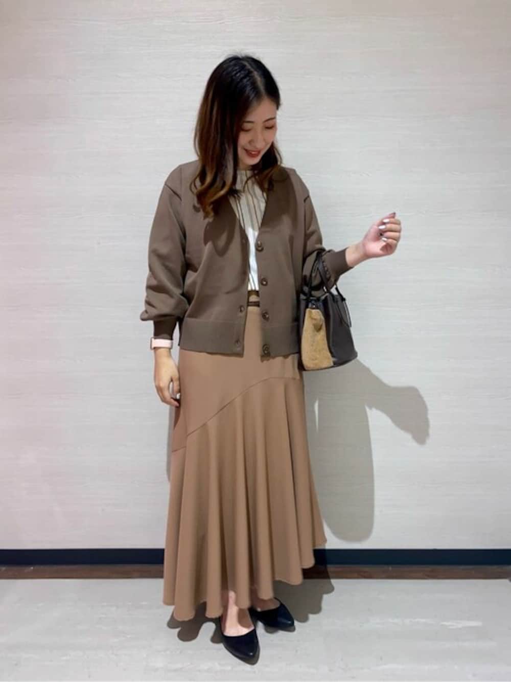 「#ニット、＃カーディガン、マーメイドスカート、#ブラウン、#大人コーデ、#通勤スタイル、＃オフィスカジュアル、#今日のコーデ、秋冬準備はじめました、#m.f.editorial」｜「m.f.editorialの＊エムエフエディトリアルレディース/m.f.editorial：Women  AIRニット Vネック ゆるカーディガン（カーディガン/ボレロ、ブラウン系）」を使った、m.f.editorial スタッフさん（レディース・156cm）の秋コーディネートの1枚目の写真