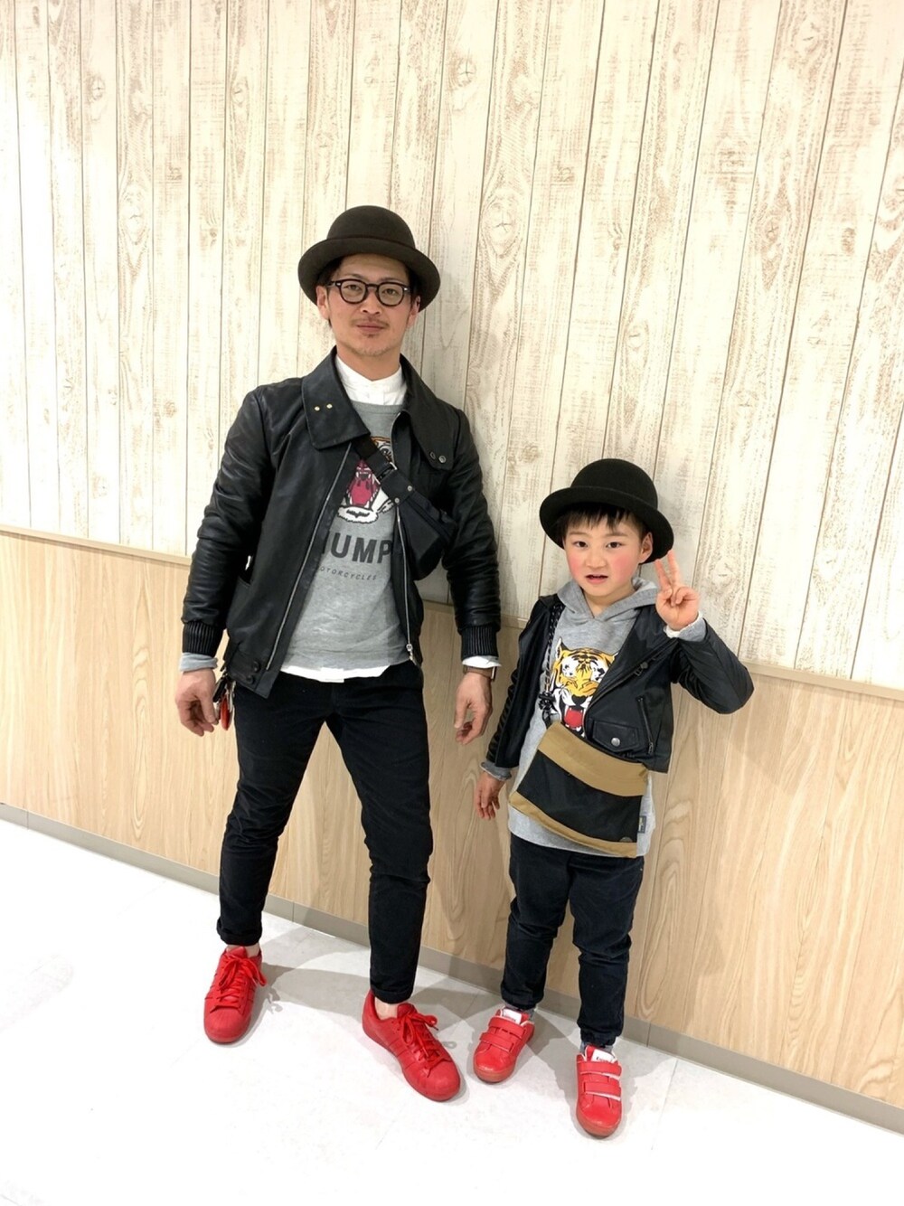 「春コーデ、黒、カジュアル、おしゃれさんと繋がりたい、おやこーで。、ライダース、大人カジュアル、おそろいコーデ、スニーカー、プチプラ」｜「Paul Smithのアイテム（ライダースジャケット、ブラック系）」を使った、𓆏¨̮MAKOTO*𓆏さん（メンズ・170cm）の春コーディネートの1枚目の写真