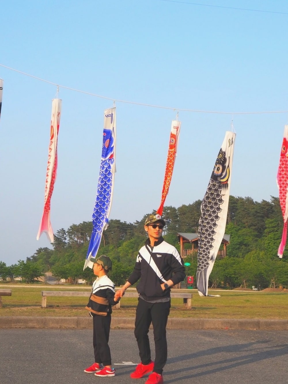 「シンプル、スニーカー、春コーデ、カジュアル、オトナカジュアル、おやこーで。、おしゃれさんと繋がりたい、reebok、ゆるコーデ、夏コーデ」｜「Reebokのベクター トラックトップ Reebok CLASSIC（リーボック　クラシック）（ナイロンジャケット、ブラック系）」を使った、𓆏¨̮MAKOTO*𓆏さん（メンズ・170cm）の春コーディネートの1枚目の写真