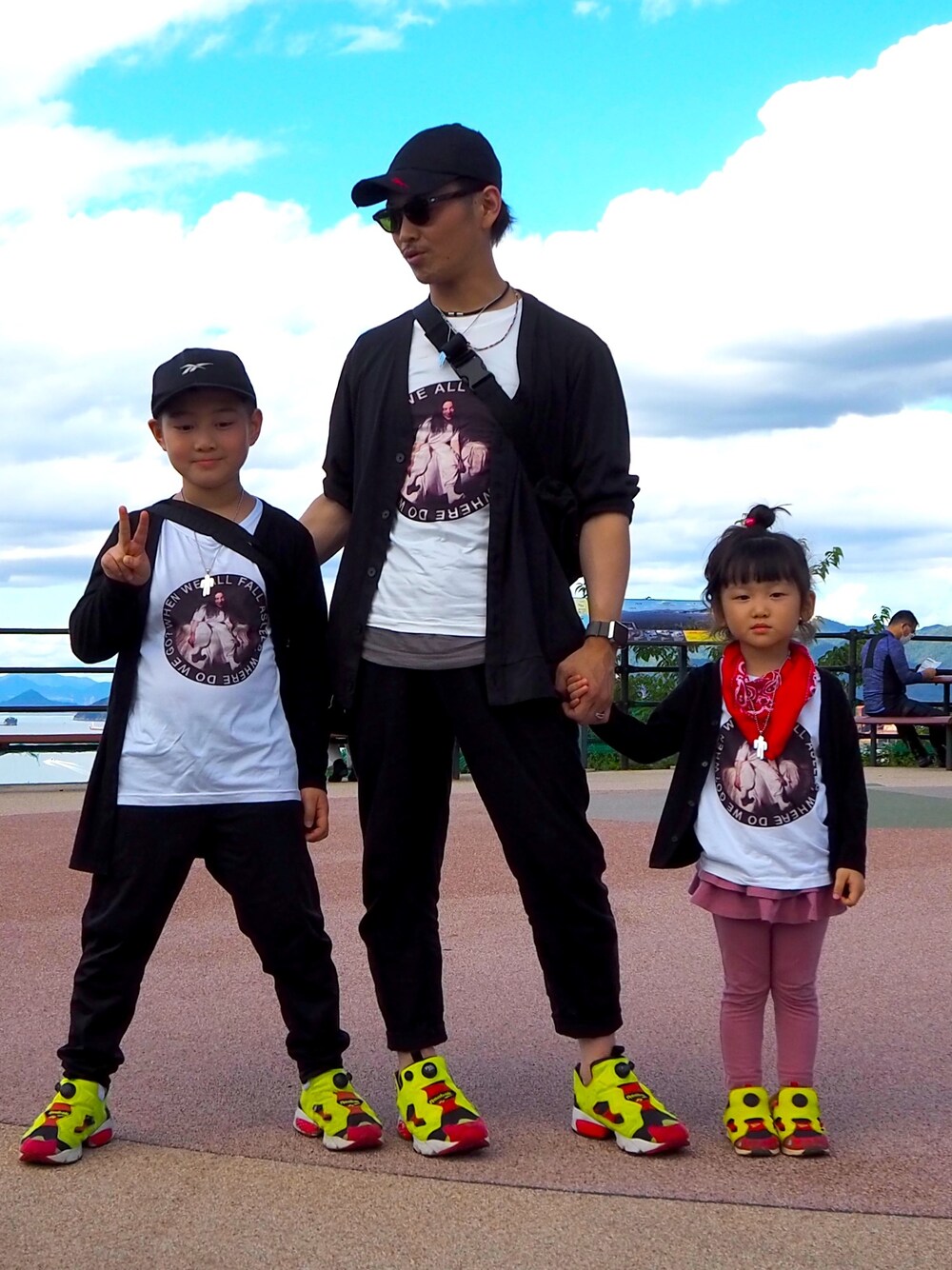 「おしゃれさんと繋がりたい、黒、秋のコーデ、レイヤードスタイル、休日スタイル、親子コーデ、ビリーアイリッシュ、ポンプフューリー、reebok、カジュアル」｜「Reebokのインスタポンプフューリー [INSTAPUMP FURY OG] リーボック（スニーカー、イエロー系）」を使った、𓆏¨̮MAKOTO*𓆏さん（メンズ・170cm）の秋コーディネートの1枚目の写真