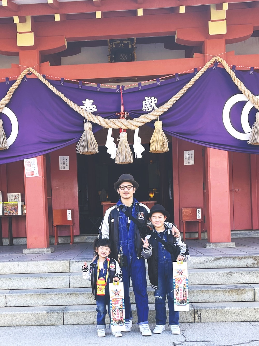 「お洒落さんとつながりたい、スニーカー、スカジャン、リンクコーデ、親子コーデ、七五三、カバーオール、秋コーデ、つなぎ、サロペット」｜「LUGG NAGGの【GREMLINS/ グレムリン】 ギズモ スカジャン（スカジャン、ブラック系）」を使った、𓆏¨̮MAKOTO*𓆏さん（メンズ・170cm）の秋コーディネートの1枚目の写真
