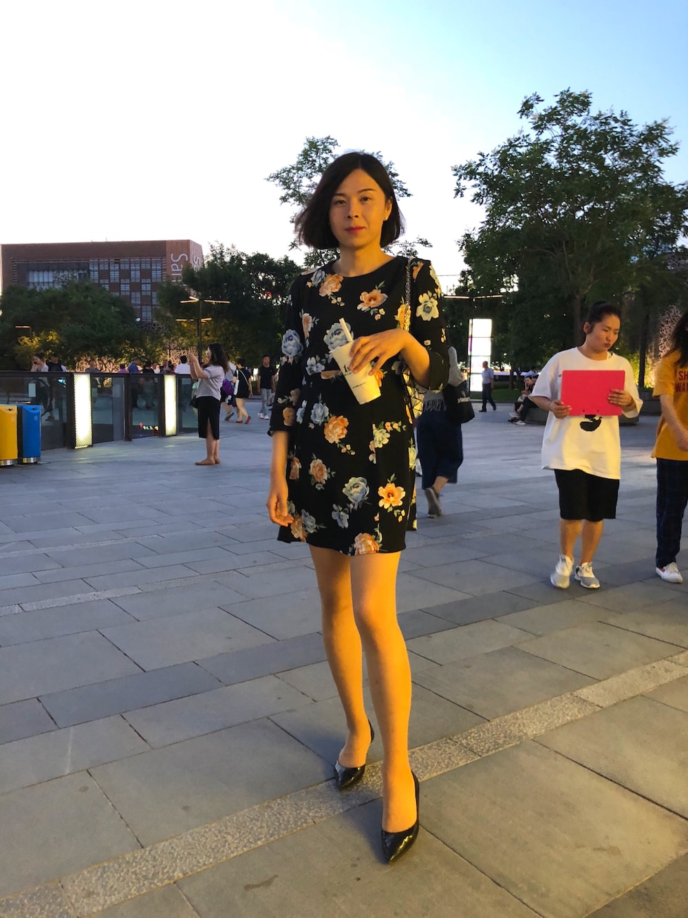 「女装子、ニューハーフ」｜「H&Mのアイテム（ワンピース、ブルー系）」を使った、第二亚当さん（メンズ・174cm）の夏コーディネートの1枚目の写真