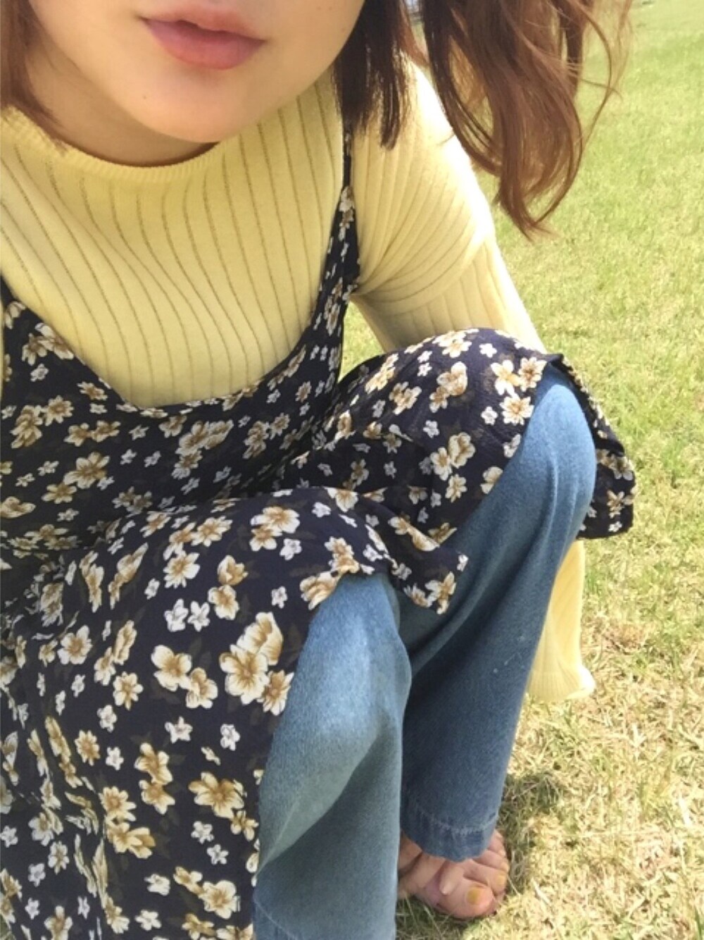 「ゆるコーデ、ワイドパンツ、デニム、花柄、キャミワンピ、だぼだぼ、春コーデ、ベルイエロー、美女と野獣キャンペーン」｜「earth music&ecologyのフレアースリーブワイドリブニットプルオーバー（ニット/セーター、イエロー系）」を使った、Nmamaさん（レディース・161cm）の春コーディネートの1枚目の写真