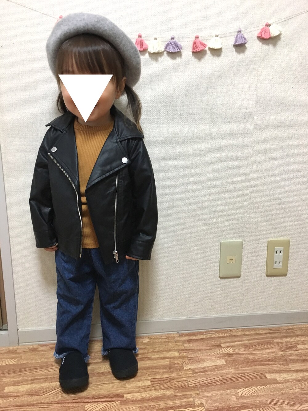 「キッズコーデ、おんなのこ、2歳、ベレー帽、リブトップス、韓国子供服、ライダースジャケット、バースデイ、デニム、BREEZE」｜「Birthdayのアイテム（ライダースジャケット、ブラック系）」を使った、miiさん（キッズ・90cm）の秋コーディネートの1枚目の写真