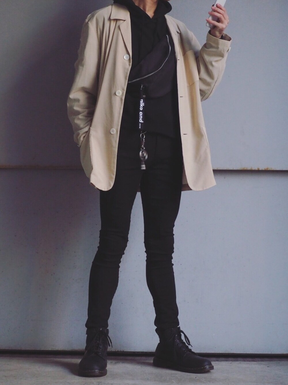 ベージュ系のジャケット/アウター、ブラック系のスウェット、ブラック系のその他パンツを着用したメンズの秋コーディネートの1枚目の写真