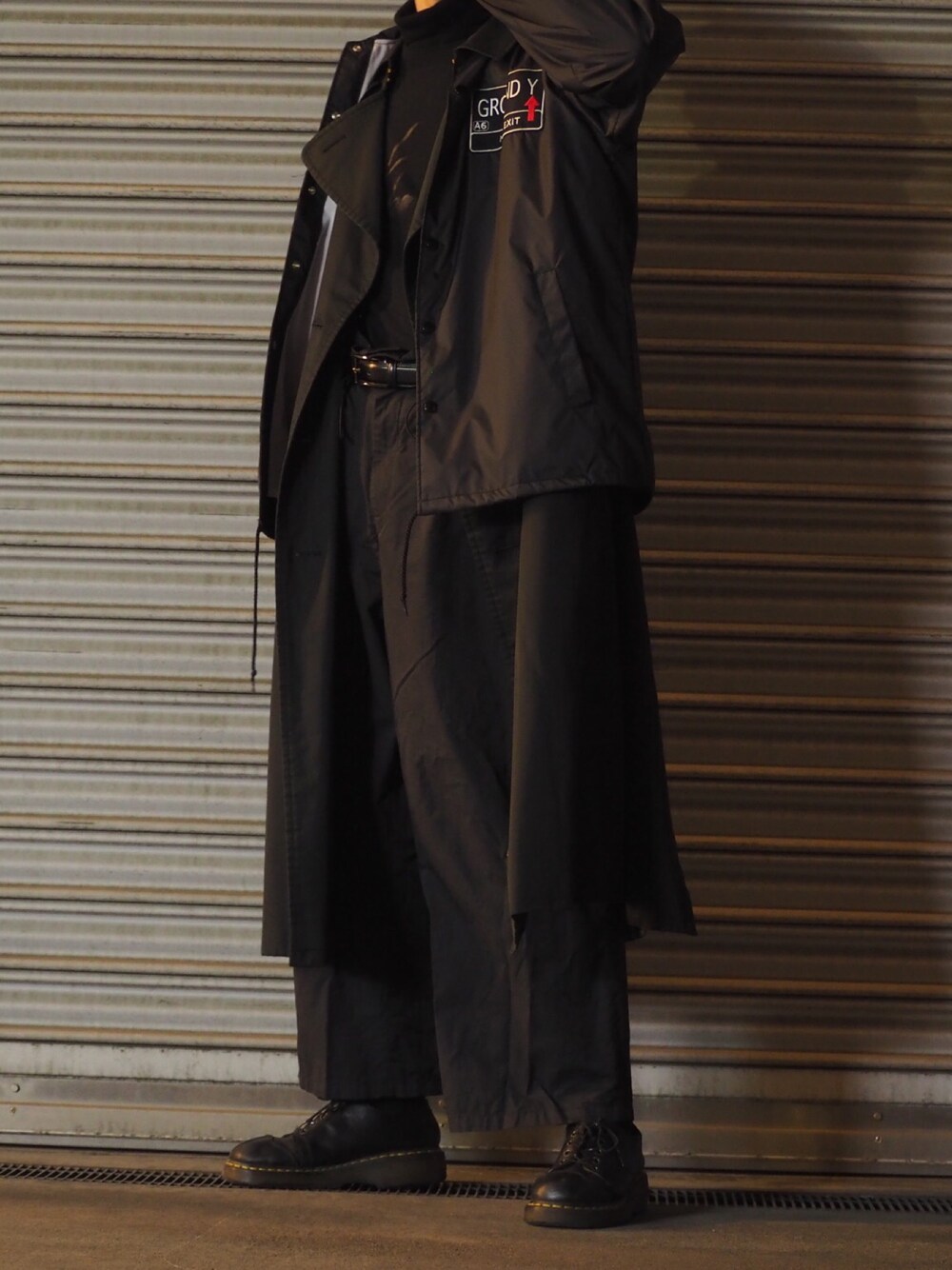 ブラック系のジャケット/アウター、ブラック系のトレンチコート、ブラック系のTシャツ/カットソーを着用したメンズの冬コーディネートの1枚目の写真