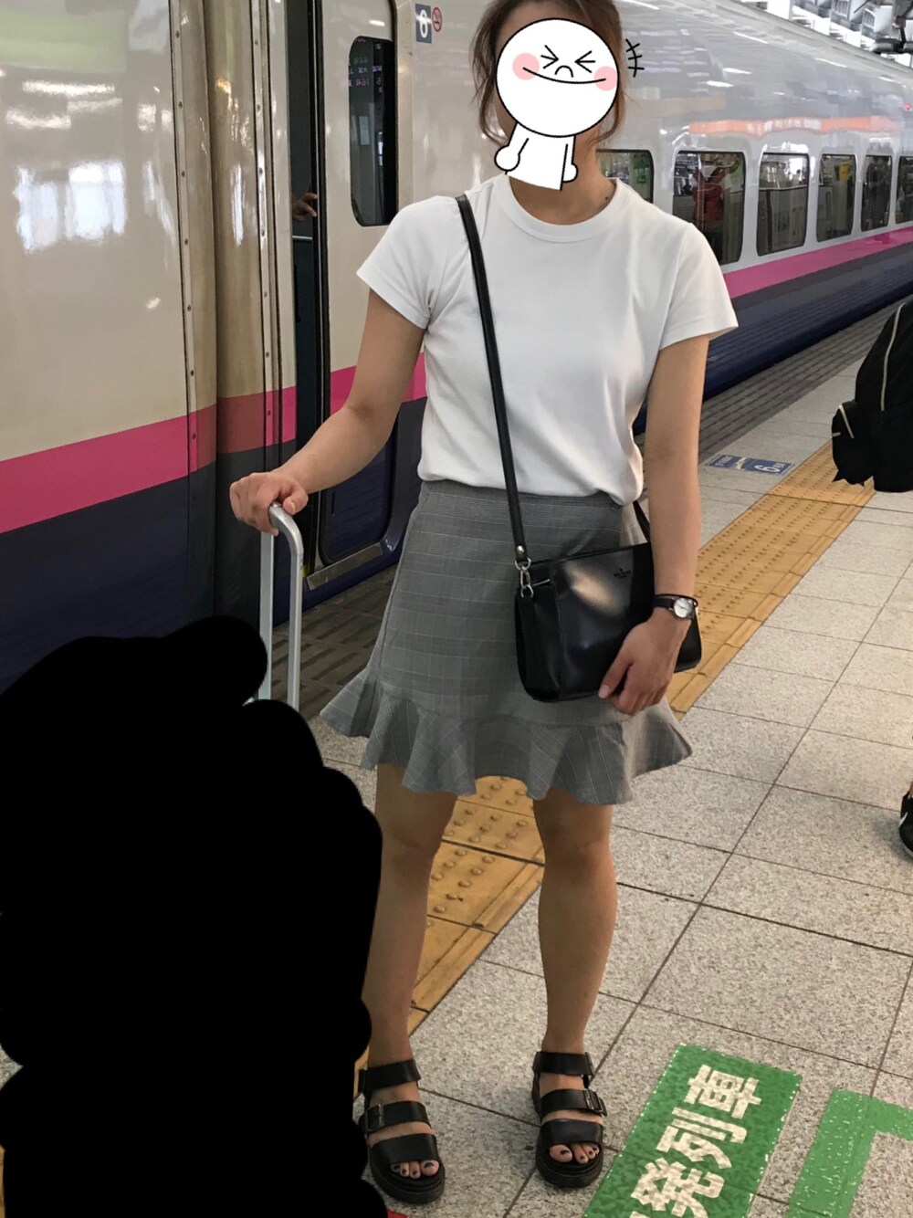 「シンプル、韓国ファッション、おだんごヘアー、ショルダーバッグ、白Tシャツ、チェックスカート、サンダル、空港ファッション」｜「UNIQLOのクルーネックT（半袖）（Tシャツ/カットソー、ホワイト系）」を使った、jessieさん（レディース・162cm）の秋コーディネートの1枚目の写真