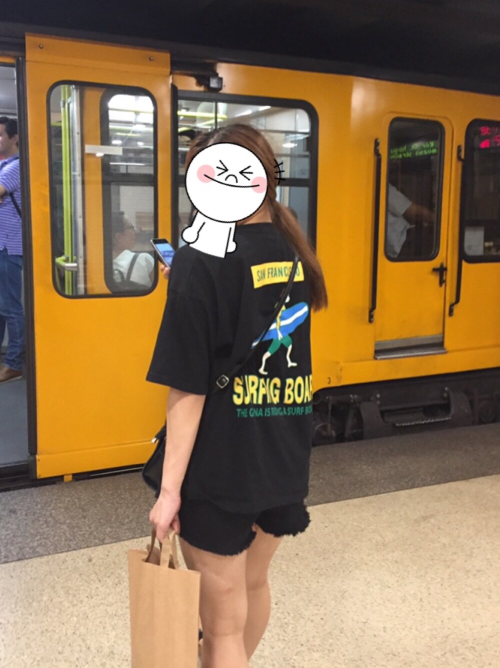 「シンプルコーデ、韓国ファッション、Tシャツ、Tシャツ×デニム、黒Tシャツ、ショートパンツ、ダメージデニム、サンダル、ショルダーバッグ、黒パンツ」｜「no brandのアイテム（Tシャツ/カットソー、ブラック系）」を使った、jessieさん（レディース・162cm）の秋コーディネートの1枚目の写真