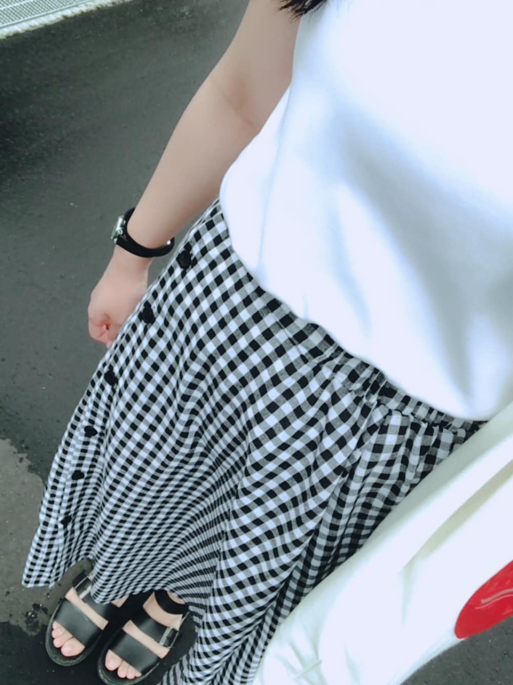 「シンプルコーデ、白Tシャツ、チェックスカート、ロングスカート、サンダル、トートバッグ、韓国ファッション、モノトーン」｜「UNIQLOのクルーネックT（半袖）（Tシャツ/カットソー、ホワイト系）」を使った、jessieさん（レディース・162cm）の秋コーディネートの1枚目の写真
